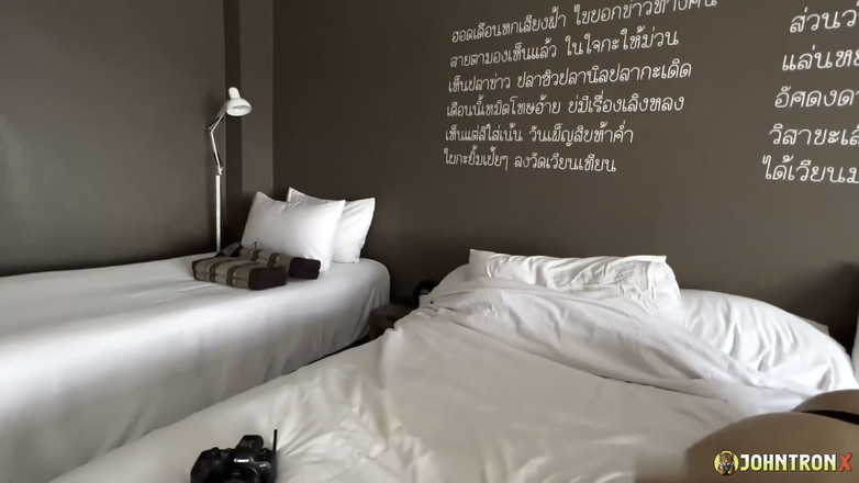 John Tron X: Johntronx - servitoarea thailandeză cu forme este futută și umplută cu spermă în...