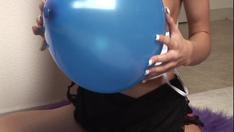 Solo Austria: I play rub and ride on my blue balloon