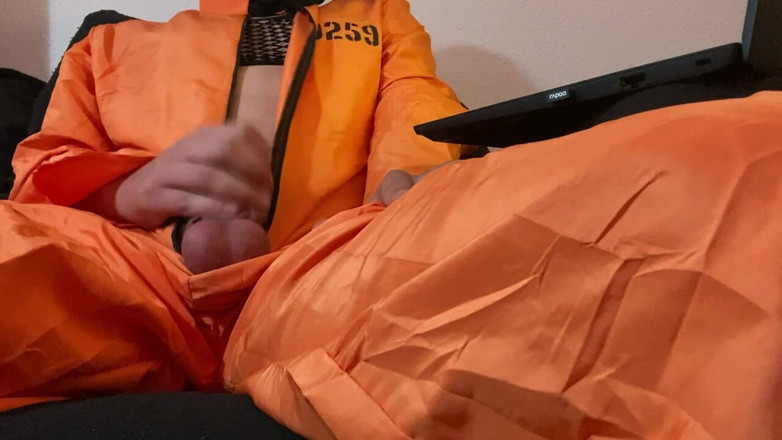 Leonboy04: Ung fånge fånge i fängelseuniform runkar av sin tjocka kuk...