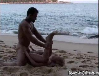Exposed Latin Gfs: Sexy blonďatá latina gf kundička šuká na pláži