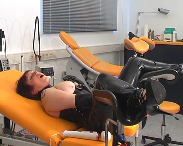 Rubber & Clinic Studio - 1ATOYS: Onani i gummi på gyntable