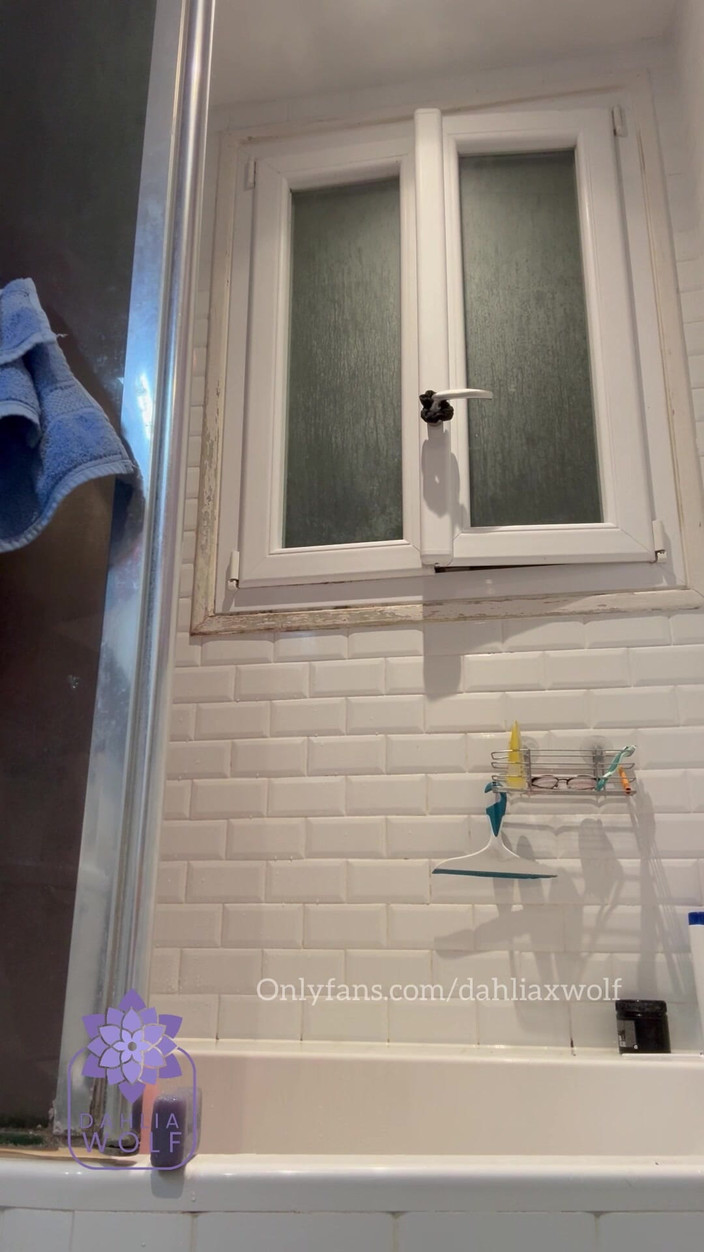 Dahlia Wolf: 浴室摄像头性感的单人淋浴在巴黎