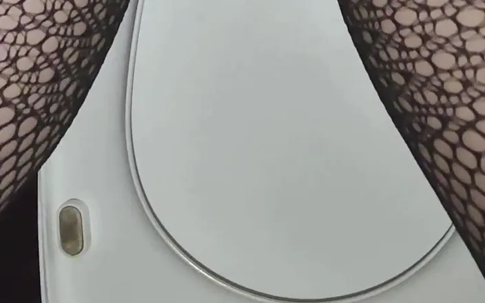 WetVina: Desperation Peeing Closeup in Toilet