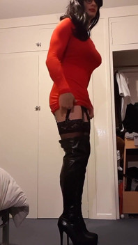 Pokazując się w mojej czerwonej sukience bodycon. Znowu trochę się przepracowałem.