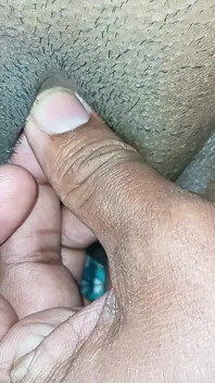 Namorado dedilhando a buceta molhada da esposa gostosa
