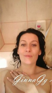 Milf rusa se masturba en el baño con coño peludo ginnagg