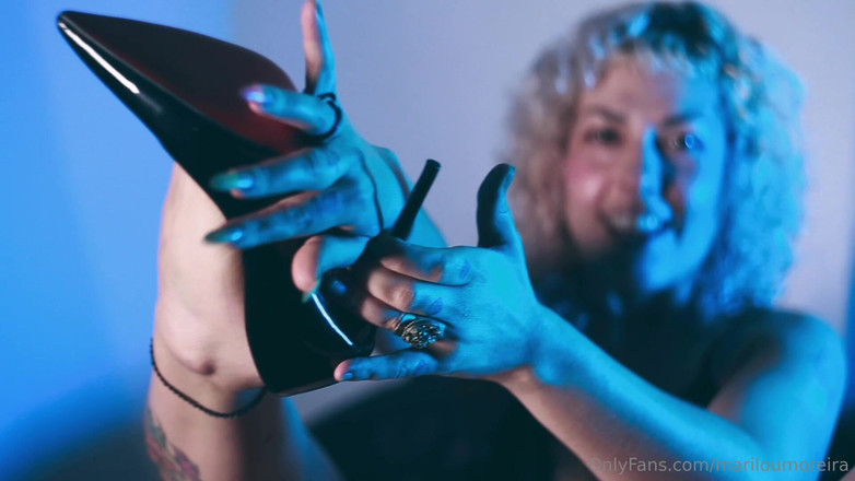 MariLou Moreira: Come see me bouncing on this giant dildo intil I...