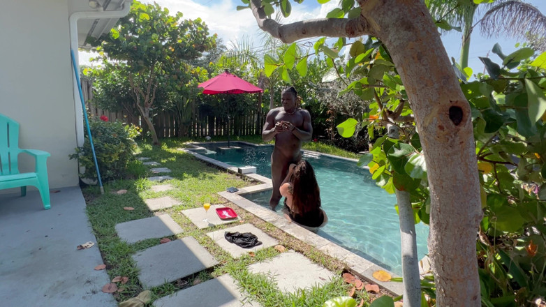 Josie Jaxxon: Hotwife tebal mengambil besar pertamanya di tepi kolam renang