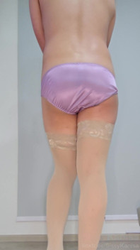 Probador de sissy Kanisa: prueba nuevas bragas, arco rojo púrpura claro