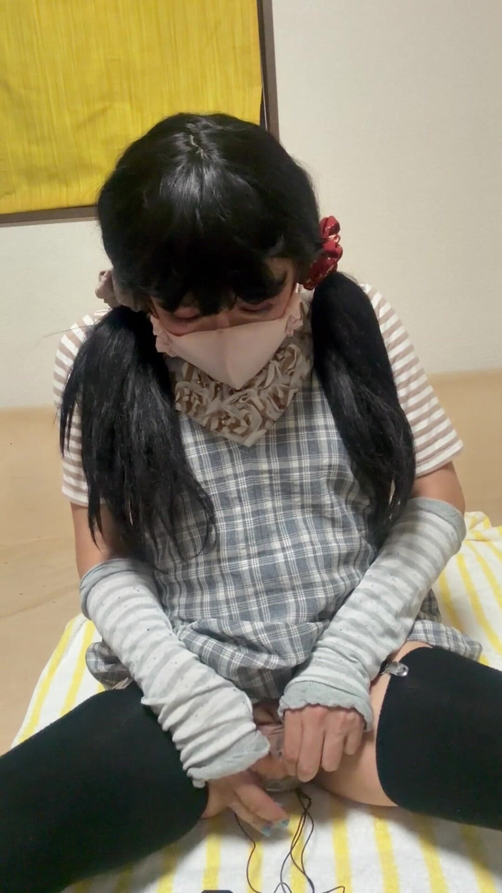 megu2002: No. 287 Anal Plug in the Living Room