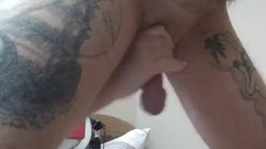 Zona901: Domaltarak ayakta duruyorum ve kız arkadaşım elleriyle sikimi sıvazlıyor ve...