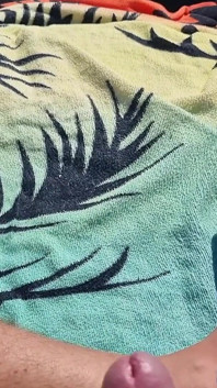 Amatir di Depan Umum | Crot sperma di tempat umum sama kontol besar