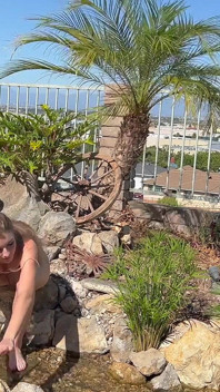 Larena posa nuda al sole