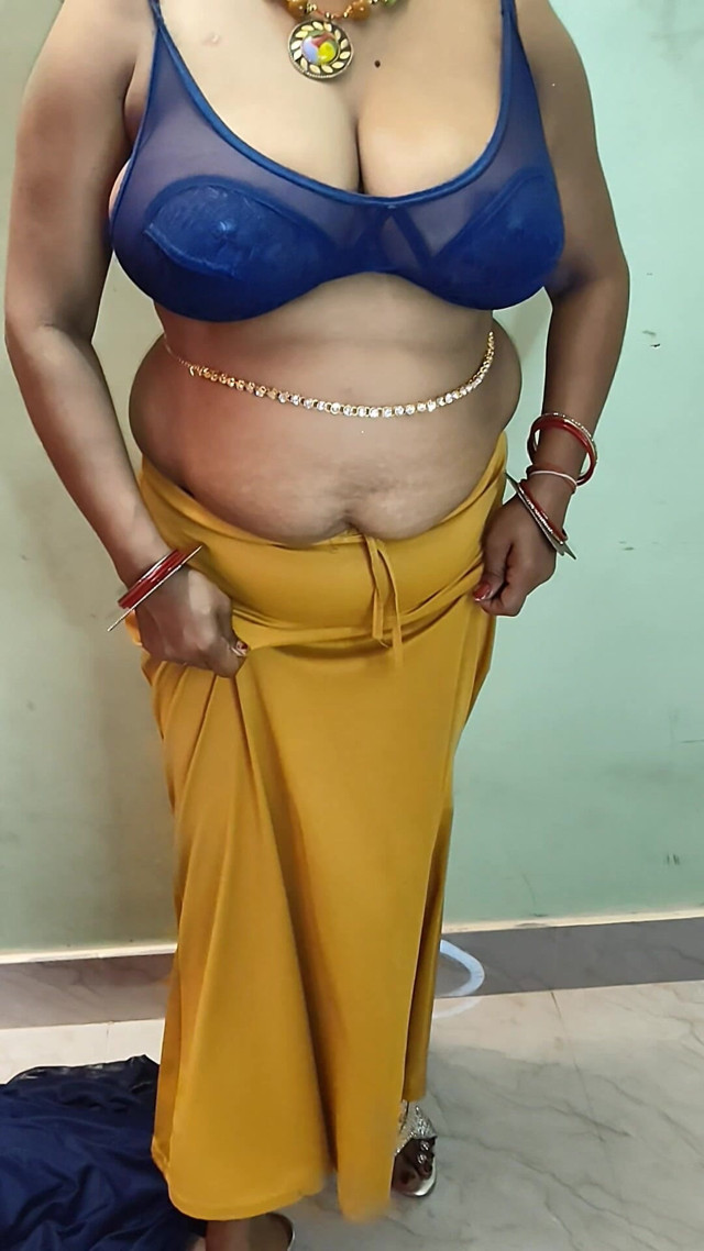 Indian Chubby BBW Wife Saree Show and Dirty Talking (Suman mster)