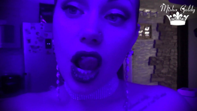 Goddess Misha Goldy: Porra duro para meus lábios verdes de brilho