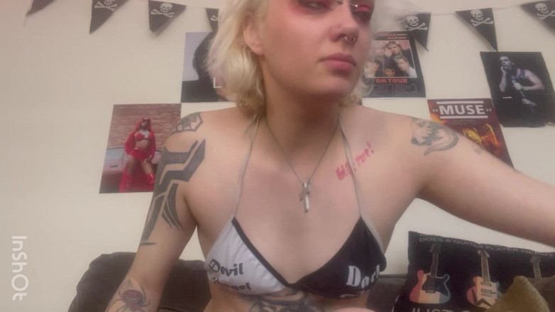 Glitterqueen1999: Отсасывание носа, чихающая, кашель, сопли, фетишная слюна, подборка