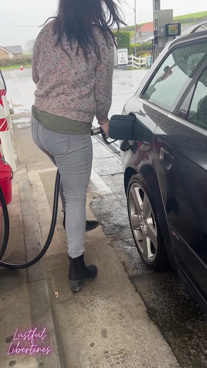 Lustful Libertines: Seluar jeans basah semasa saya mengisi semula kereta saya di...