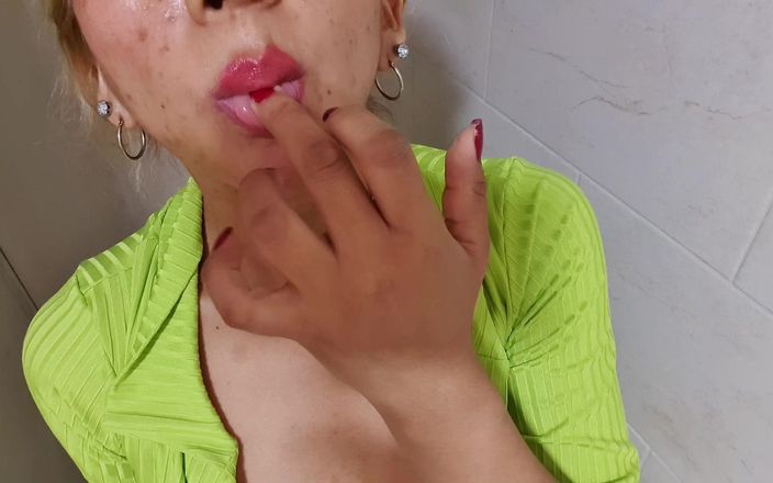 AgataDelphine: मुझे अपनी उंगलियां चूसना पसंद है