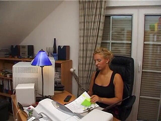 Lucky Cooch: Roztomilá milfka se svléká jen pro tebe