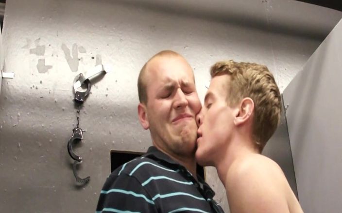 SEXUAL SIN GAY: Осушай мою задницу, сцена - 2 Твинк сосет член его зрелой коллеги, привязанный к стене