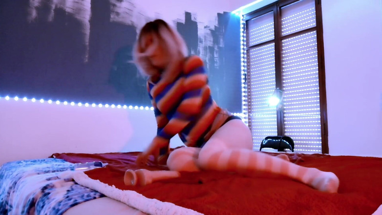 RedLili: Neon transgirl, orgasme anal mignon