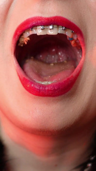 Giantess pożera fetysz wideo - powoli jedząc czekoladowego człowieka - uwodzenie i brudne rozmowy