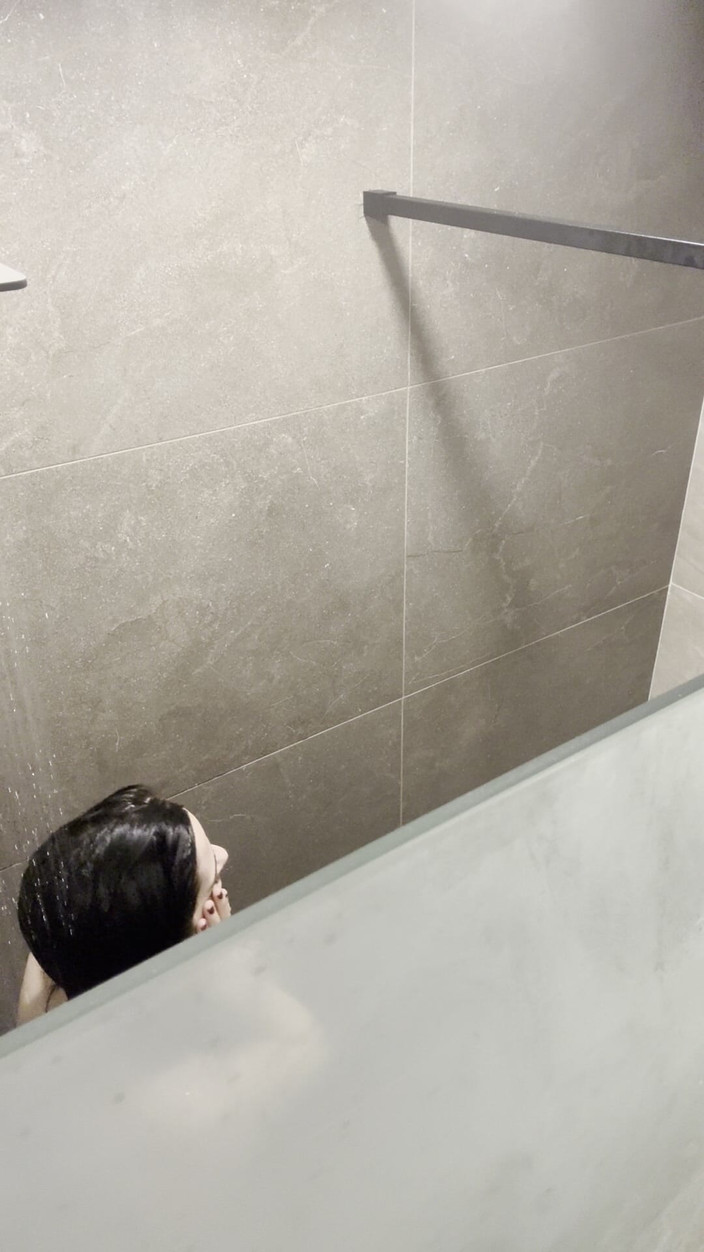 silicone_brunette: Caméra dans ma salle de bain