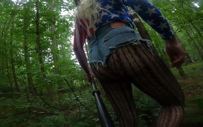 Jon Screcrow: 4 lipca Giant Fake Cycki Crossdresser w Daisy Dukes i...