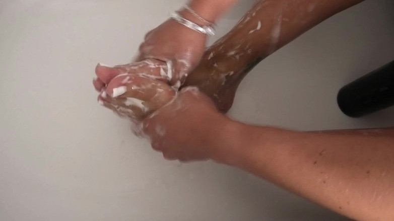 CALLIE ROKS: Fétichisme des pieds, adoration des pieds dans la baignoire