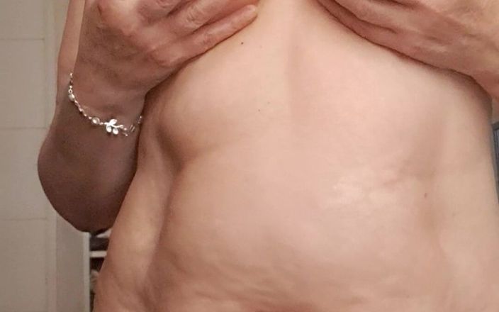 Mommy big hairy pussy: Le tette della mamma sono dure con il desiderio