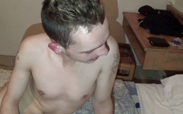 Gaybareback: Il twink Garfuel scopato senza preservativo dal cazzo XXL di...
