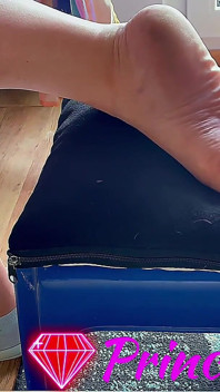 Fétichisme des pieds avec de jolies semelles, éjaculation sur les pieds