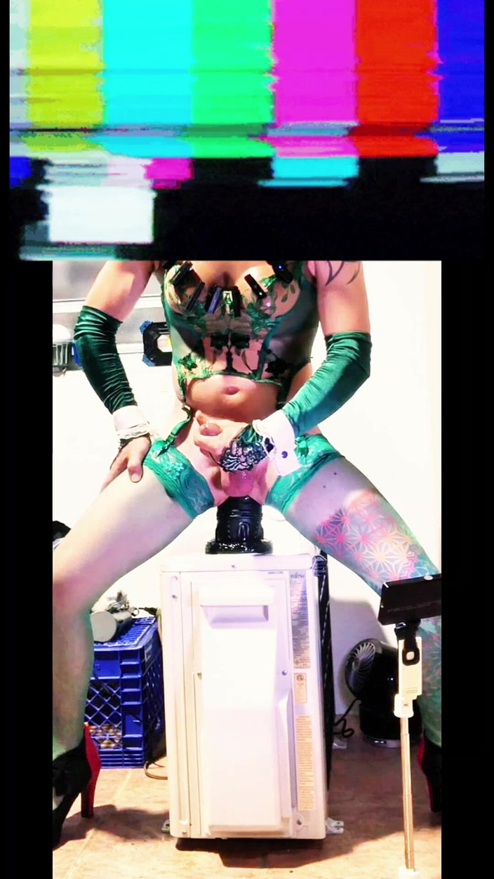 Benito414: Transsexuală transsexuală cu tocuri înalte, ciorapi verzi foarte sexy care arată...