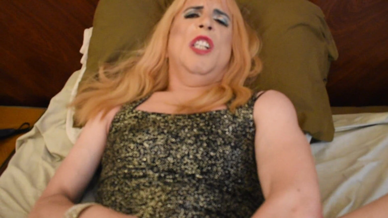 Dildo Man and Cross Hard Sex: Crossdresser dengan kontol besar dan pantat terbuka