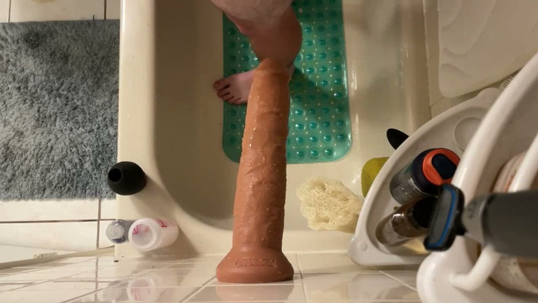 Sam B5: Büyük dildo göt deliğimi esnetiyor!!