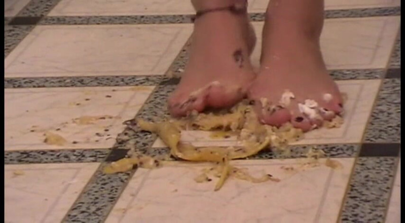 Foot Girls: 台所で食べ物を潰したり踏みつけたりする
