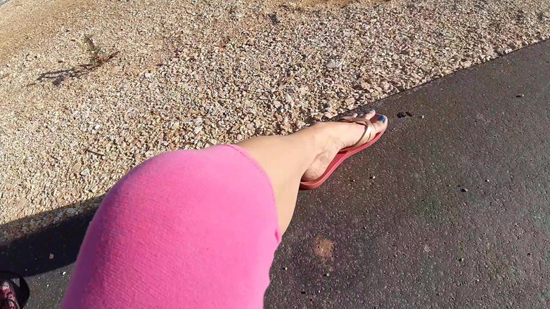 sweetfeet29: Kaki dan Tapak Kaki di Tepi Jalan