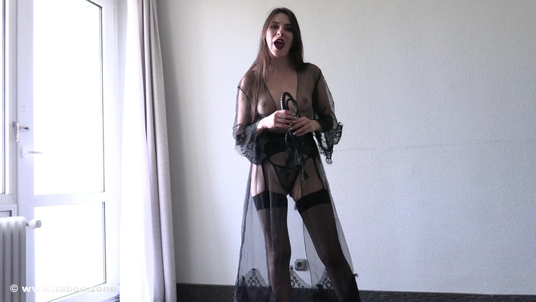 TabooZone: Vaše mladá nevlastní máma bičuje koule černé a modré