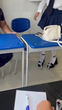 Mara arriva sempre in ritardo in classe e scopa l'insegnante per farla andare via