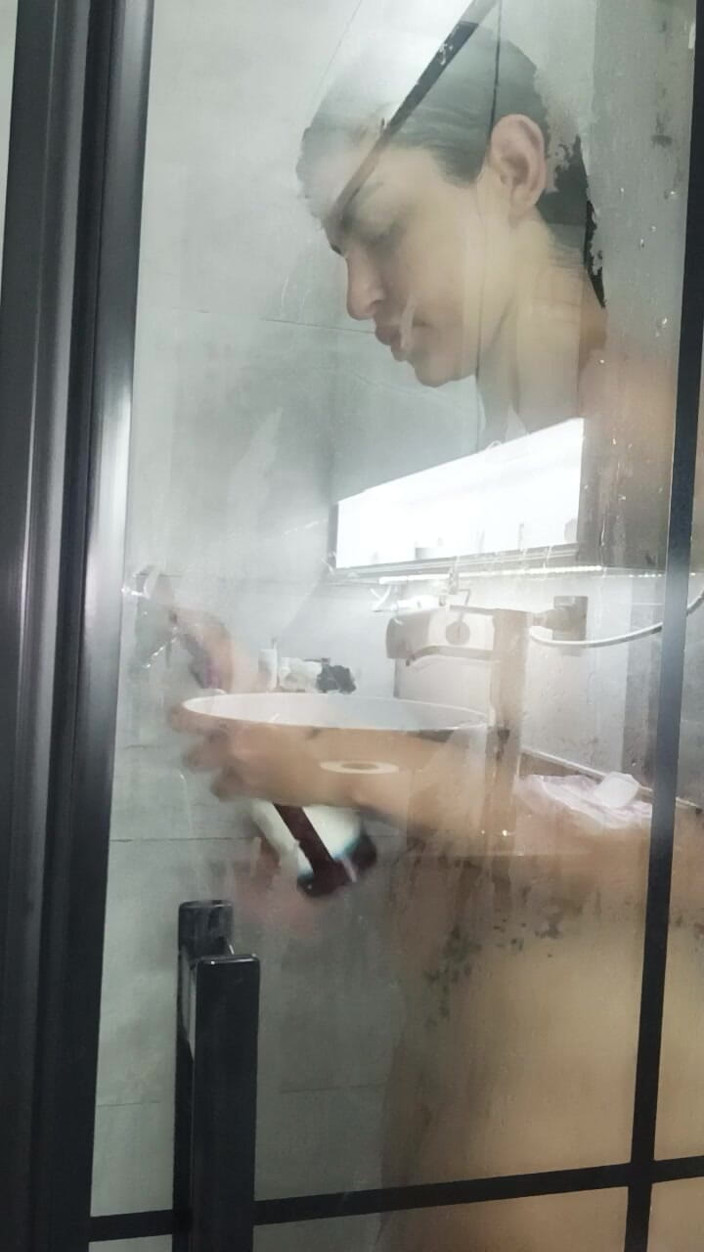 Esmer Tarcin: Kijk naar mij onder de douche