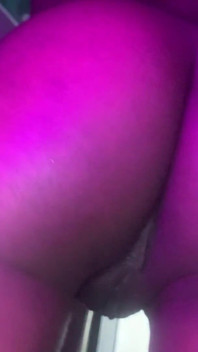 Hete zwarte toont haar twerkende vaardigheden pov close-up deel 1