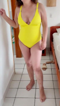 Jag Filmar Min Styvmor Att Ta På Mig En Bikini Så Att Jag Kan Onanera Medan Jag Tittar.
