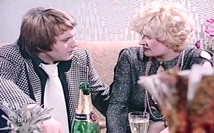 Vintage bedtime stories: fata se fute anal în videoclipul retro de la bar.