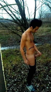 ชายหื่นสักลายกำลังรูดควยในจุดนัดเล่น