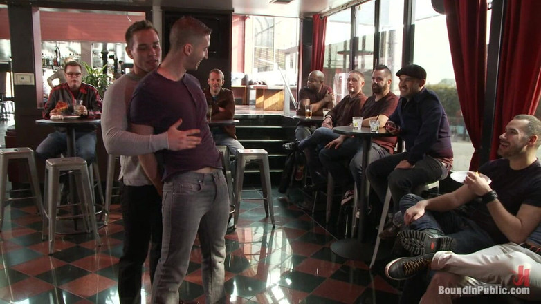 Bound in public: Muskeltapp använder och knullar sin pojke framför en kåt lunchpublik.