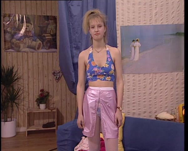 YOUR FIRST PORN: Schuchterne Nina Macht Pipi - 수줍은 Nina Pees