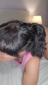 MILF Mit Dickem Arsch Fickt Auf Allen Vieren Und Creampie. Selbstgedrehter Sex.