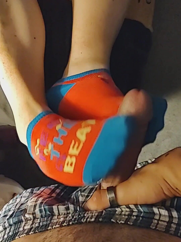 SocksAddict69: Footjob mungil - kaus kaki cewek pink &amp; biru - crot di kaus...