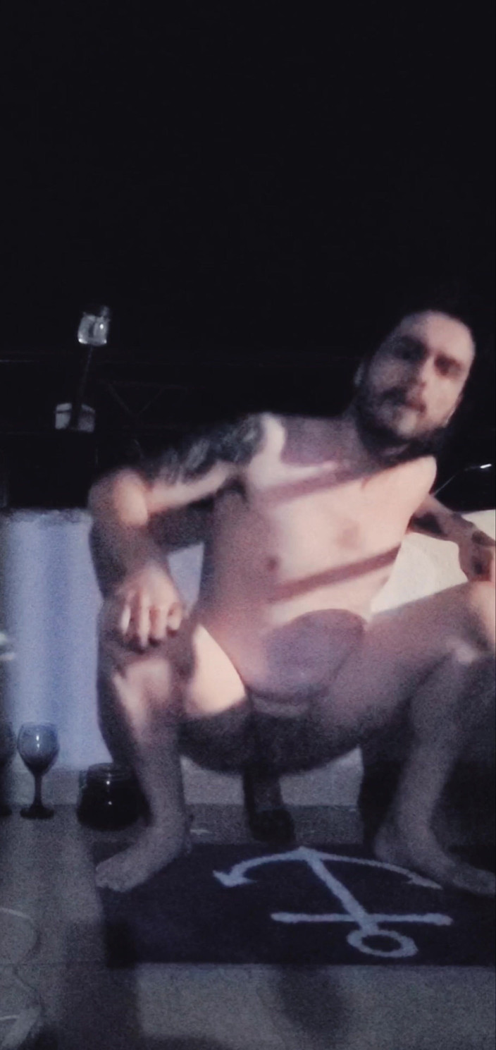 SlutClosetedfag: Snelle dildo-neukpartij op het balkon