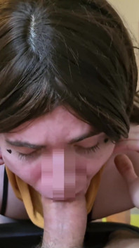 Маленька фембойська повія смокче великий член і отримує трах в дупу - prettyboi2000x